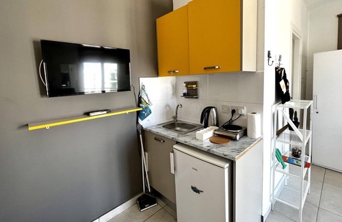 Kyrenia Apartment | Flat w Balcony 8 min to Kyrenia Castle in Girne