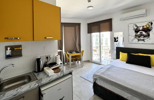 Kyrenia Apartment | Flat w Balcony 8 min to Kyrenia Castle in Girne