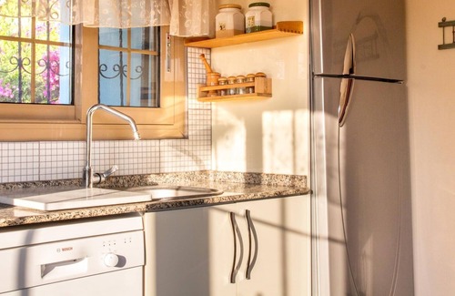 Cesme Apartment | Flat w Balcony and Shared Garden 5 min to Beach