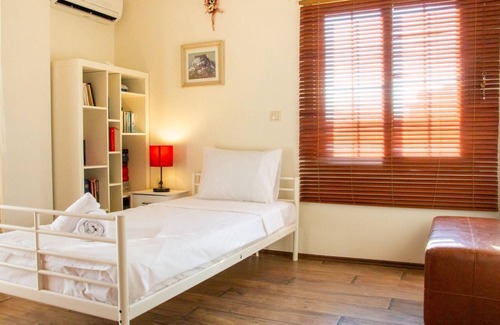 Cesme Apartment | Flat w Balcony and Shared Garden 5 min to Beach