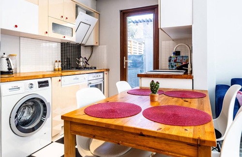 Kadikoy Apartment | Flat w Garden 10 min to Bull Statue in Kadikoy