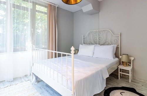 Kadikoy Apartment | Flat w Garden 10 min to Bull Statue in Kadikoy