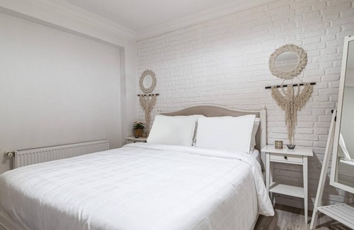 Celiktepe Mahallesi Apartment | Flat with Backyard Close to Sapphire Shopping Mall