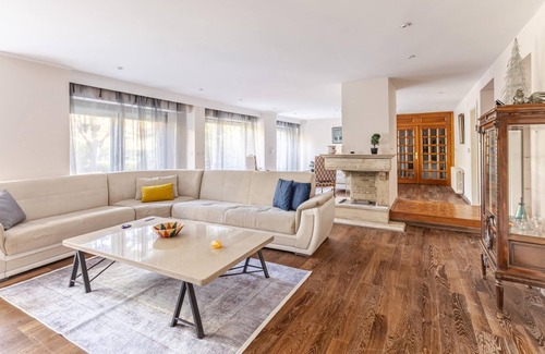 Arnavutkoy Apartment | Flat with Garden 10 min to Bebek Shore