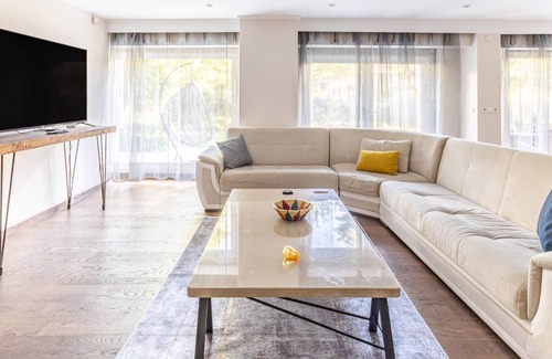 Arnavutkoy Apartment | Flat with Garden 10 min to Bebek Shore