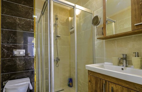 Konyaalti Apartment | Flat with Mountain View and Balcony in Antalya