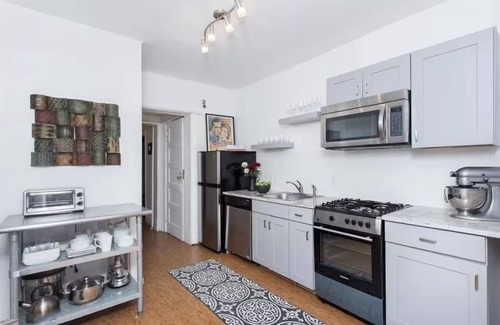 Brooklyn Apartment | Flatbush Brooklyn 2-bedroom apartment with AC, WiFi & Backyard.