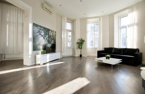 Terezvaros Apartment | Flatiron Budapest Building - By Hi5