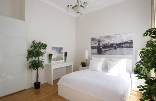 Terezvaros Apartment | Flatiron Budapest Building - By Hi5