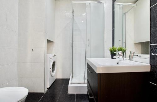 Terezvaros Apartment | Flatiron Budapest Building - By Hi5