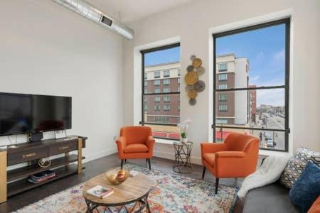 Downtown Newark Apartment | Flats-King bd-Corner Unit