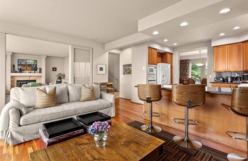North Admiral House | Flawless City And Mountians Views in West Seattle 5 minutes to Alki