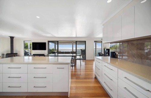Flaxton House | Flaxton Garden Home with Spectacular Coastal Views