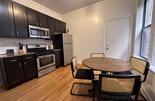 East Village Apartment | Flexhome Ukrainian Village 2BR D1