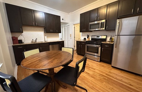East Village Apartment | Flexhome Ukrainian Village 2BR D1