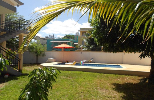 Wolmar Villa | Flic En Flac: VILLA with garden
