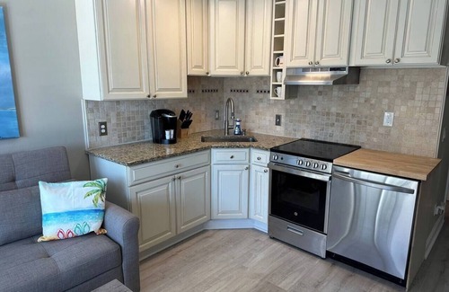 Hilton Head Island Condo | Flip Flop Paradise-Steps to the Sand! Free Bikes