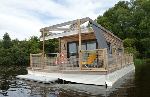 Saint-Martial de Gimel Boat Rental | Floating house 54m² on a pond of 32 hectares in Corrèze-Dordogne Valley