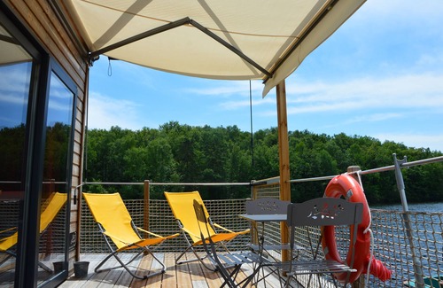 Saint-Martial de Gimel Boat Rental | Floating house 54m² on a pond of 32 hectares in Corrèze-Dordogne Valley