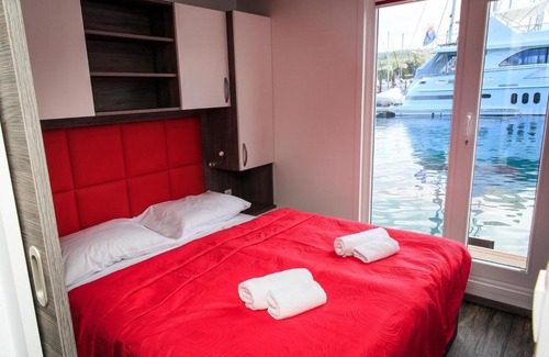 Piran House | Floating House Sea Queen