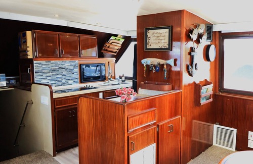 Key West Boat Rental | Floating Island Escape: Spacious 65' Hatteras Boat, Full Amenities & Sun Deck