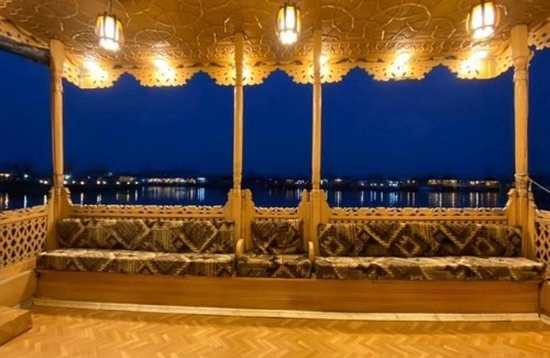 Dal Lake Boat Rental | Floating Luxury Group Of Houseboats