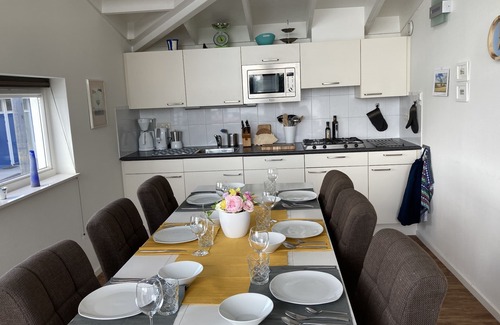 Ohe en Laak House | Floating luxury Maasvilla - houseboat with dog & boat jetty 5045597