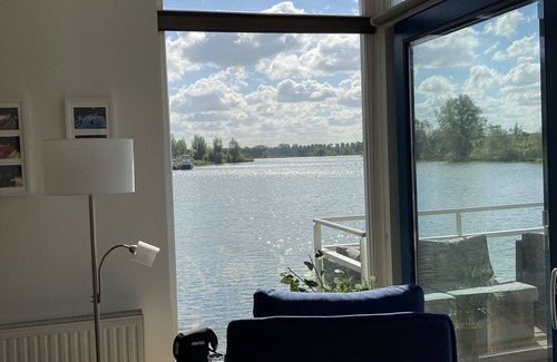 Ohe en Laak House | Floating luxury Maasvilla - houseboat with dog & boat jetty 5045597