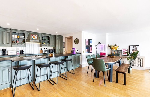 Wapping Apartment | Floating on the Thames A Designer's Dream
