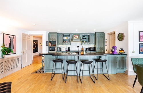 Wapping Apartment | Floating on the Thames A Designer's Dream