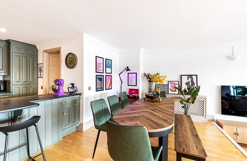 Wapping Apartment | Floating on the Thames A Designer's Dream
