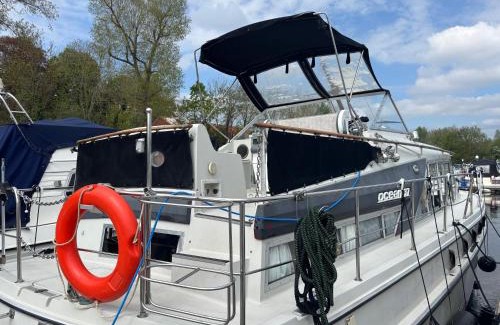 Fifield Boat Rental | Floating tranquility