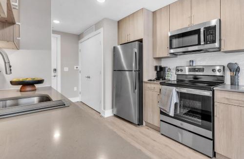 Northern Liberties Apartment | Floor To Ceiling Windows- Bridge Views - Studio