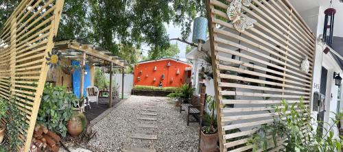 North Miami Apartment | Flora's Garden Apartment/Studio