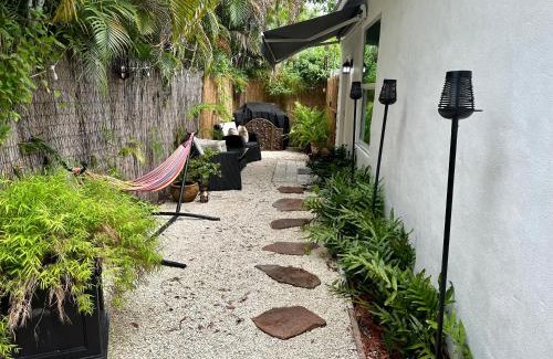 North Miami Apartment | Flora's Garden Apartment/Studio