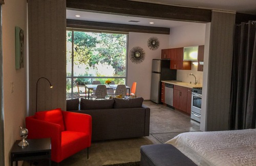 Santa Fe House | Florecitas is a New contemporary guest house.Beautiful bright contemporary