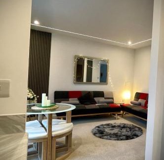 Peterborough House | Florence Coach-House-Parking-WIFI King bedroom & double bedroom