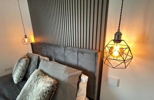 Peterborough House | Florence Coach-House-Parking-WIFI King bedroom & double bedroom