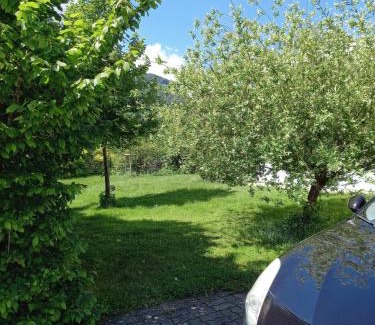 Bad Ischl House | FLORES, Ferienhaus oder Doppelzimmer, im Grünen, 5 Gehminuten ins Zentrum, Parkplatz, zero emissions