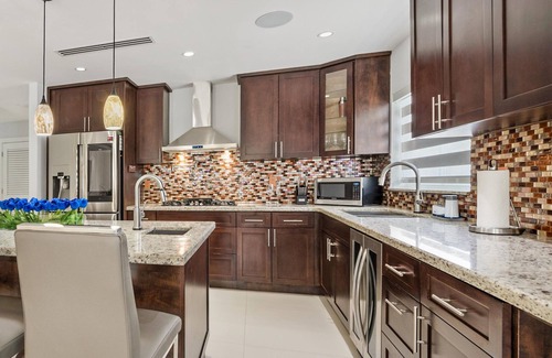 Hialeah House | Florida Retreat 6BR Pool Jacuzzi & Game Haven