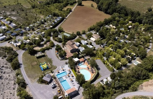 Laurac-en-Vivarais House | Flower Camping Saint Amand * - Homeflower Premium 29m2 (4p-2ch), Clim, TV, LV, bed 160, plancha, Nespresso, terrace XXL 4 people