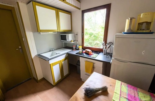 Die Ski Chalet | Flower Camping la Pinède * - Chalet Standard Cabane mezzanine 25m2 - 1 bedroom + covered terrace - 5 to 7 people - 5 pers. included in the tariff