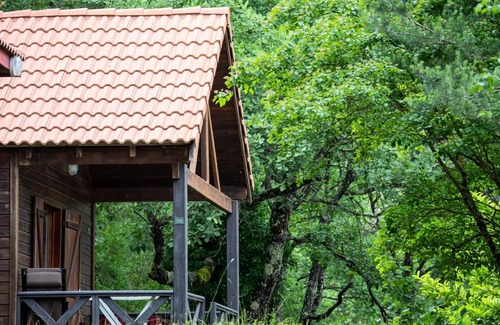 Die Ski Chalet | Flower Camping la Pinède * - Chalet Standard Cabane mezzanine 25m2 - 1 bedroom + covered terrace - 5 to 7 people - 5 pers. included in the tariff