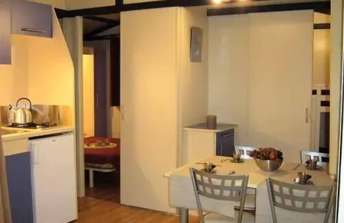 Saint-Privat Ski Chalet | Flower Camping Le Plan d'Eau - Ardèche * - Chalet STANDARD NEMO 20m2 2 bedrooms - semi-covered terrace + air conditioning 4 people