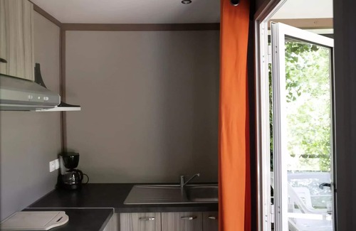 Saint-Privat Ski Chalet | Flower Camping Le Plan d'Eau - Ardèche * - Chalet STANDARD NEMO 20m2 2 bedrooms - semi-covered terrace + air conditioning 4 people
