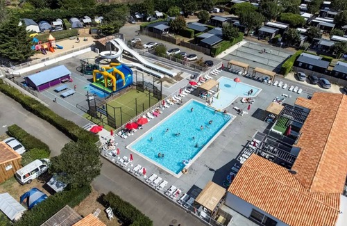 Loix House | Flower Camping Les Ilates * - Homeflower PREMIUM 30.5m2 (3 bedrooms) + CLIM + semi-covered terrace + TV + sheets + towels 6 people