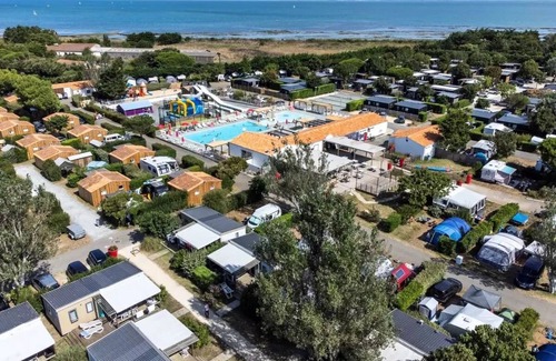 Loix House | Flower Camping Les Ilates * - Homeflower PREMIUM with Jacuzzi - 30.5m² (3 bedrooms) + terrace + TV + Plancha + Air conditioning 6 people