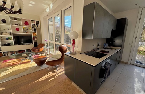15th Arrondissement Apartment | Flower garden and terrace in Paris 15. Peace and quiet in a haven of greenery. Parking