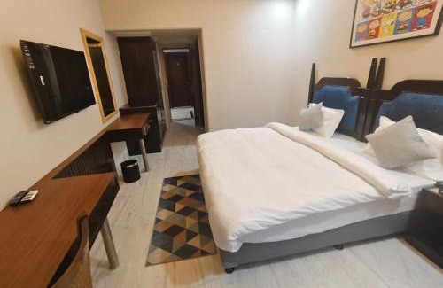 Sushant Lok Hotel | FlxHo Horizon One - Luxury Hotel Golf Course Road, Sector 43