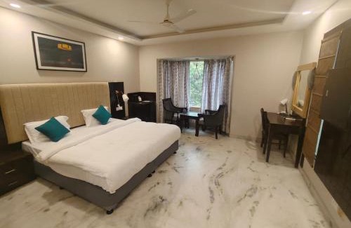 Sushant Lok Hotel | FlxHo Horizon One - Luxury Hotel Golf Course Road, Sector 43